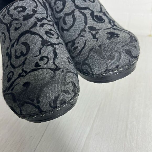 Sanita Women’s Gray and Black Floral Slip on Clogs size 37 - Picture 4 of 14